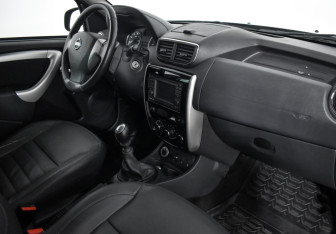 Подержанный автомобиль Nissan Terrano 2015 года (13 фото)