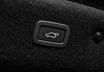 Подержанный автомобиль Jaguar XF Sedan 2016 года (23 фото)