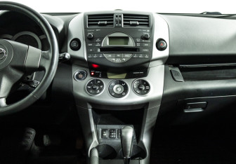 Подержанный автомобиль Toyota RAV4 2007 года (14 фото)