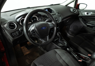 Подержанный автомобиль Ford Fiesta Hatchback 2015 года (11 фото)