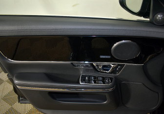 Подержанный автомобиль Jaguar XJ 2016 года (101 фото)