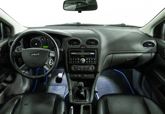Подержанный автомобиль Ford Focus Sedan 2006 года (13 фото)