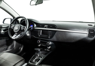 Подержанный автомобиль Kia Rio Sedan 2019 года (9 фото)