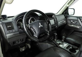 Подержанный автомобиль Mitsubishi Pajero 2013 года (11 фото)