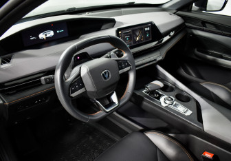 Подержанный автомобиль Changan UNI-V 2023 года (9 фото)