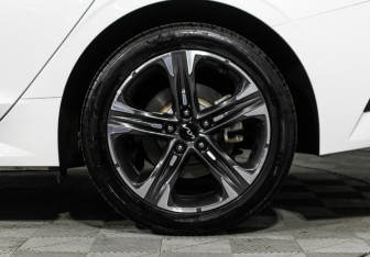 Подержанный автомобиль Kia K5 2022 года (9 фото)
