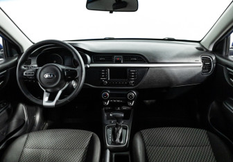 Подержанный автомобиль Kia Rio Sedan 2018 года (13 фото)