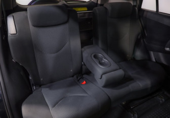 Подержанный автомобиль Toyota RAV4 2011 года (22 фото)