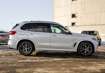 Подержанный автомобиль BMW X5 2020 года (6 фото)