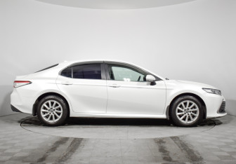 Подержанный автомобиль Toyota Camry Sedan 2022 года (4 фото)