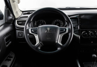 Подержанный автомобиль Mitsubishi L200 2022 года (13 фото)