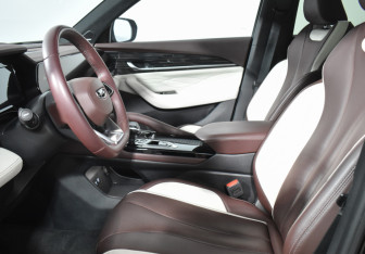 Подержанный автомобиль Geely Monjaro 2023 года (10 фото)