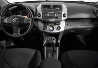 Подержанный автомобиль Toyota RAV4 2008 года (15 фото)