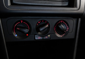 Подержанный автомобиль Volkswagen Polo Sedan 2012 года (12 фото)
