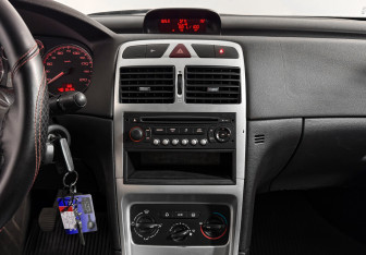 Подержанный автомобиль Peugeot 307 Hatchback 2005 года (16 фото)