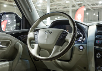Подержанный автомобиль Infiniti QX80 2014 года (19 фото)