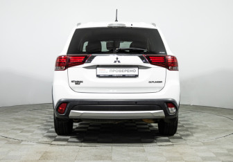 Подержанный автомобиль Mitsubishi Outlander 2015 года (6 фото)