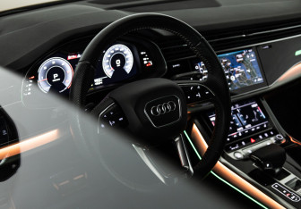 Подержанный автомобиль Audi Q8 2019 года (27 фото)