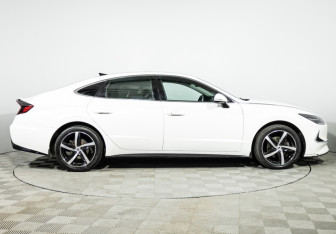 Подержанный автомобиль Hyundai Sonata 2021 года (4 фото)