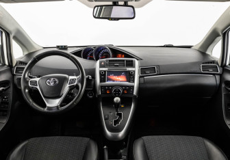 Подержанный автомобиль Toyota Verso 2015 года (10 фото)