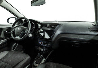 Подержанный автомобиль Kia Rio Hatchback 2017 года (9 фото)