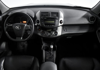 Подержанный автомобиль Toyota RAV4 2011 года (15 фото)