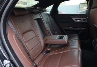 Подержанный автомобиль Jaguar XF Sedan 2017 года (14 фото)