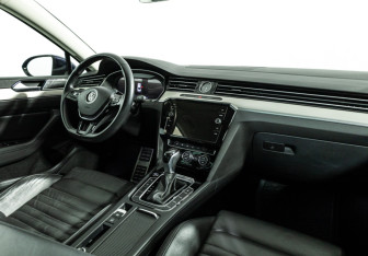 Подержанный автомобиль Volkswagen Passat Sedan 2019 года (9 фото)