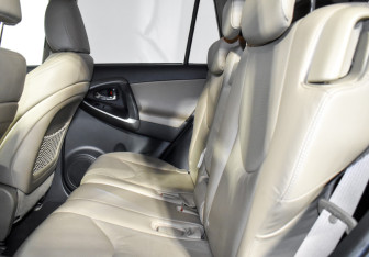 Подержанный автомобиль Toyota RAV4 2011 года (12 фото)