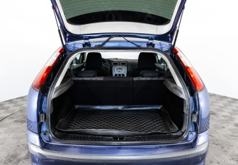 Подержанный автомобиль Ford Focus Hatchback 2006 года (15 фото)