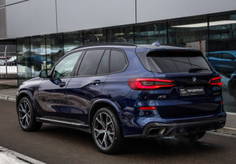 Подержанный автомобиль BMW X5 2021 года (8 фото)