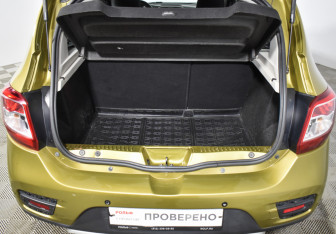 Подержанный автомобиль Renault Sandero 2016 года (19 фото)