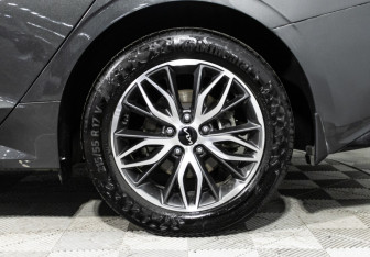 Подержанный автомобиль Kia K5 2024 года (10 фото)