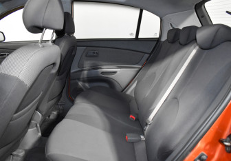 Подержанный автомобиль Kia Rio Hatchback 2006 года (11 фото)