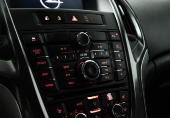 Подержанный автомобиль Opel Astra Hatchback 2010 года (15 фото)