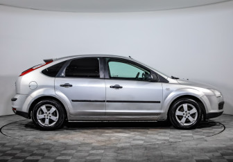 Подержанный автомобиль Ford Focus Hatchback 2007 года (4 фото)