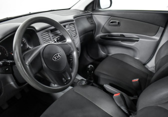 Подержанный автомобиль Kia Rio Sedan 2010 года (9 фото)