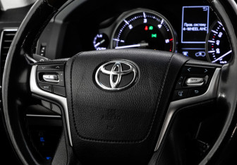 Подержанный автомобиль Toyota Land Cruiser Suv 2018 года (11 фото)