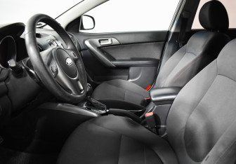 Подержанный автомобиль Kia Cerato Sedan 2011 года (10 фото)