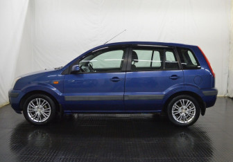 Подержанный автомобиль Ford Fusion 2006 года (8 фото)