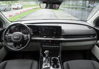 Подержанный автомобиль Kia Carnival 2021 года (13 фото)