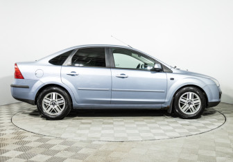 Подержанный автомобиль Ford Focus Sedan 2006 года (4 фото)