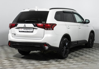 Подержанный автомобиль Mitsubishi Outlander 2021 года (5 фото)
