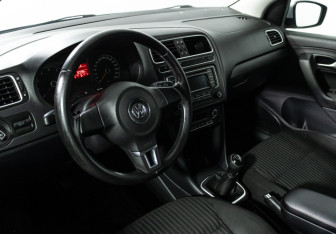 Подержанный автомобиль Volkswagen Polo Sedan 2013 года (11 фото)