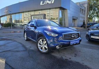 Подержанный автомобиль Infiniti QX70 2014 года (3 фото)