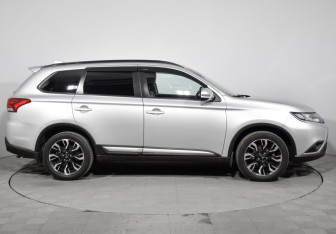 Подержанный автомобиль Mitsubishi Outlander 2022 года (4 фото)