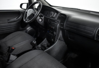 Подержанный автомобиль Opel Zafira Compactvan 2004 года (10 фото)
