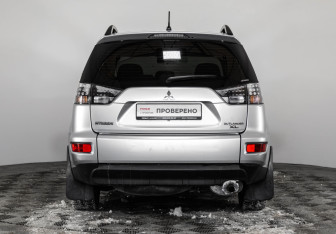 Подержанный автомобиль Mitsubishi Outlander 2011 года (6 фото)