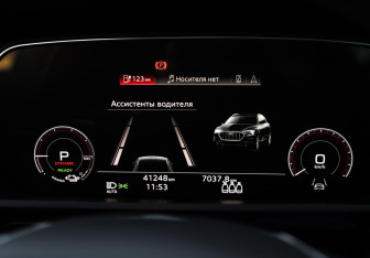 Подержанный автомобиль Audi e-tron 2021 года (15 фото)