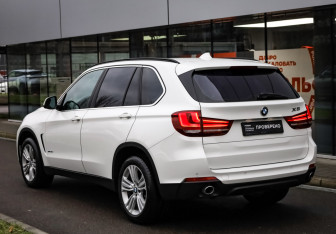 Подержанный автомобиль BMW X5 2014 года (6 фото)